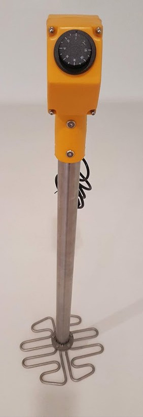 Misturador elétrico amarelo e metal com botão preto e suporte em laço