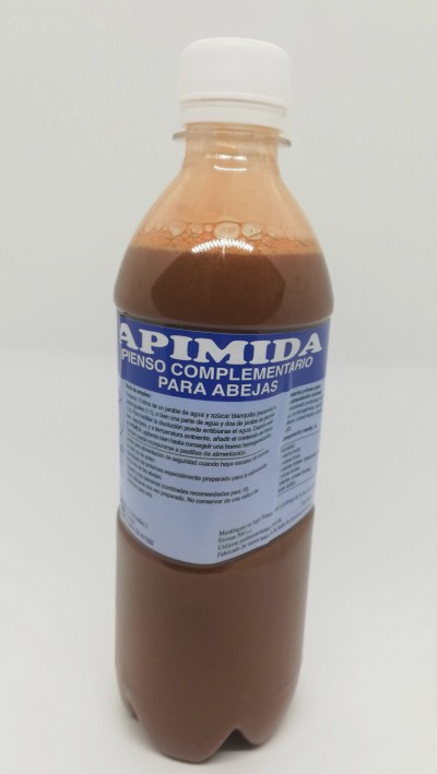 Garrafas de plástico transparente com líquido castanho e rótulo azul para apicultura