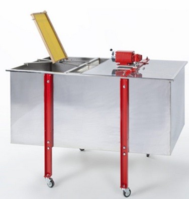 Tanque de aço inoxidável com pernas vermelhas e rodas