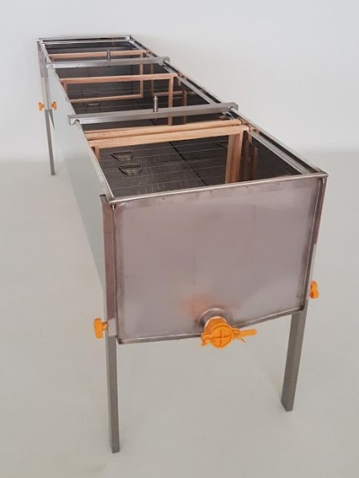 Mesa para apicultura em aço inoxidável com torneiras amarelas e suporte em madeira