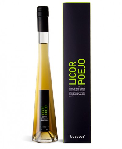 Garrafa de licor poejo e caixa preta