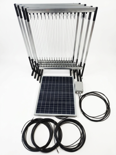 Aparelho com grade metálica e tiras, painel solar azul, caixa cinza e fios pretos sobre fundo branco.