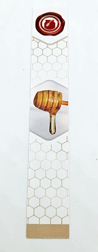 Régua de madeira decorada com padrão hexagonal, colher de mel e logotipo