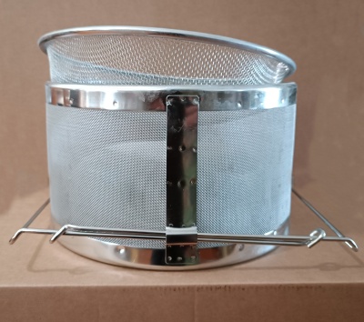 Peneira metálica circular com malha fina prateada