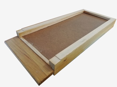 Tabuleiro retangular de madeira clara com base em madeira escura