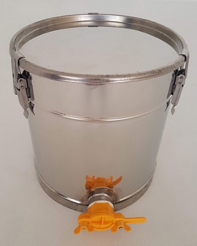 Recipiente metálico cilíndrico com torneira amarela em fundo branco