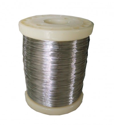 Rolo de fio metálico prateado em carretel branco