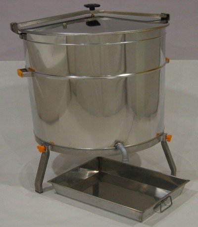 Recipiente metálico cilíndrico com tampa e torneira, bandeja metálica em fundo branco