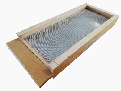 Peneira de madeira clara com malha metálica e base deslizante de madeira