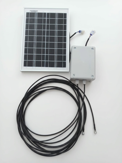 Painel solar com caixa elétrica, cabos e conectores