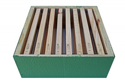 Caixa para colmeia com molduras de madeira natural e estrutura verde