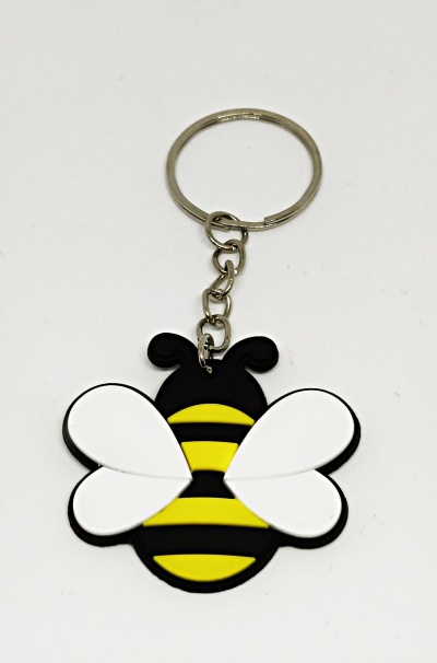 Chaveiro em forma de abelha com corpo amarelo e preto e asas brancas