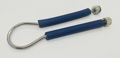 Massageador de couro cabeludo metálico com alças azuis.