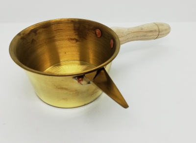 Caçarola dourada pequena com cabo de madeira