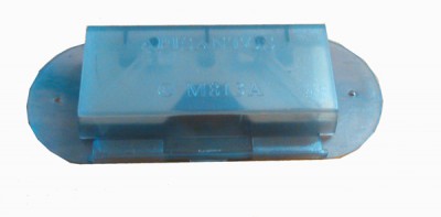 Caixa azul translúcida com base metálica oval e texto em relevo