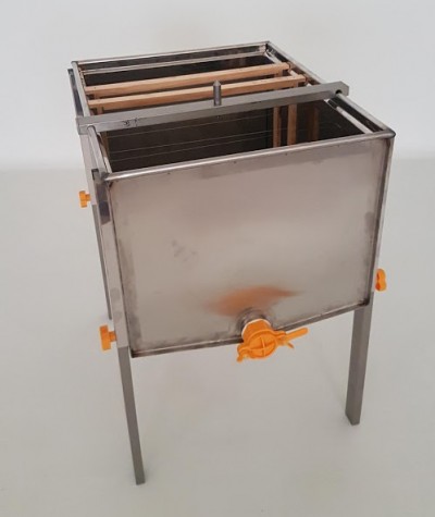 Apanha-mel em metal inox com torneira de plástico laranja e quadros de madeira