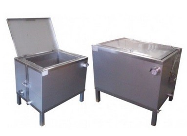 Caixas térmicas metálicas cinza com tampas e pernas