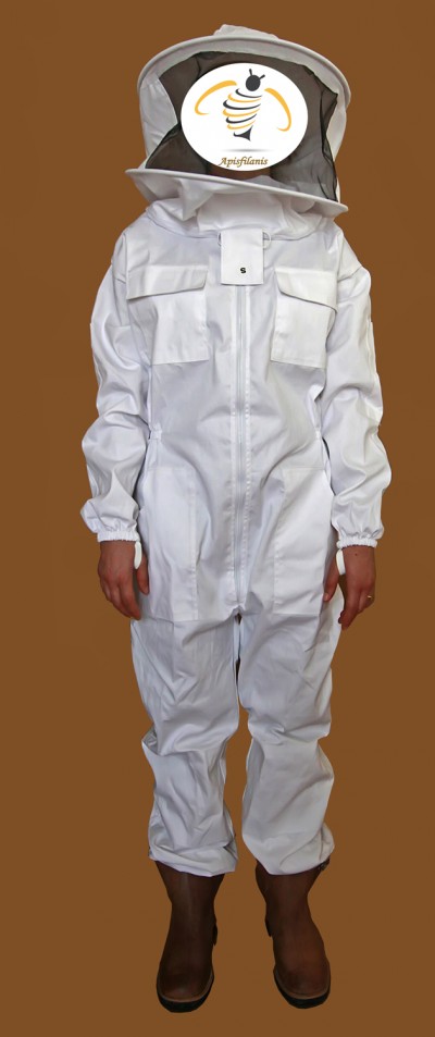 Fato branco de apicultura com máscara em rede preta e botas castanhas