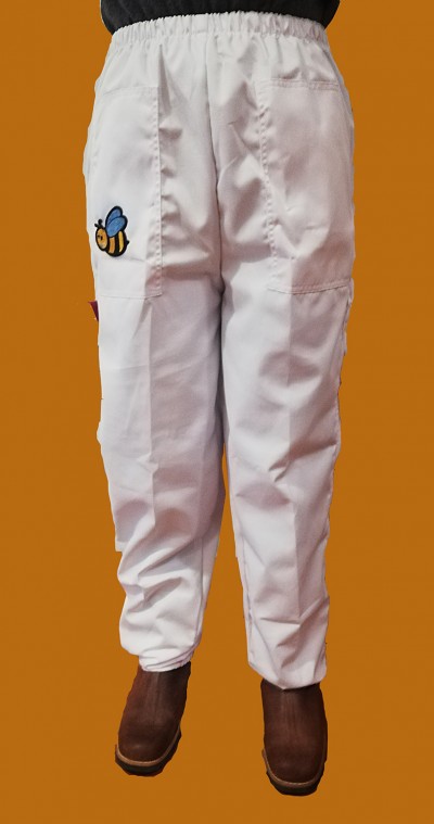 Calças brancas com bordado de abelha e botas castanhas