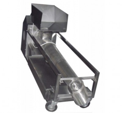 Máquina industrial metálica com tubo cilíndrico inclinado e rodas