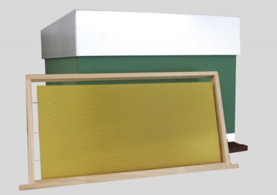 caixa verde com tampa branca e quadro de madeira com chapa amarela hexagonal