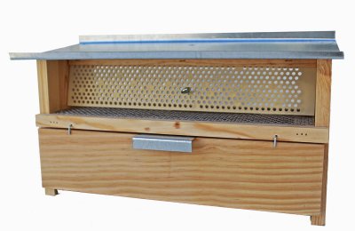 Colmeia de madeira com tampa metálica e grelha perfurada