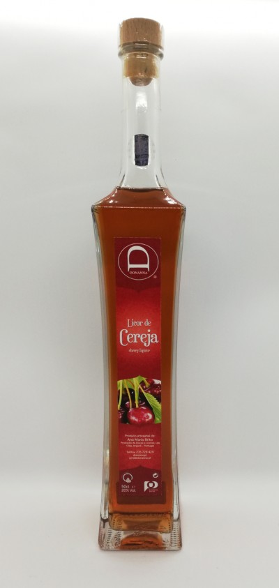 Garrafa de licor de cereja com rótulo vermelho e tampa de cortiça