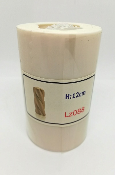 Vela cilíndrica bege com etiqueta mostrando altura 12 cm e código Lz088