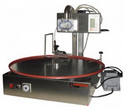 Máquina industrial com base metálica e prato circular preto com motor e controlo digital