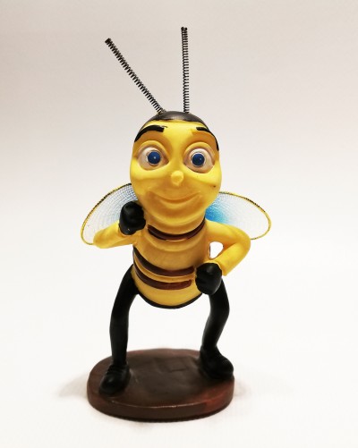 Figura decorativa de abelha amarela e preta com asas e antenas