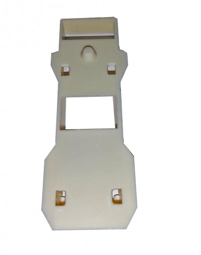 peça plástica branca com várias aberturas retangulares