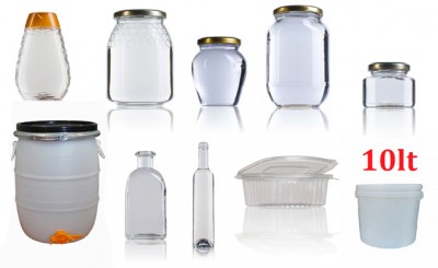 Vários frascos e recipientes transparentes e brancos para armazenamento, incluindo barril plástico e potes com tampas diversas