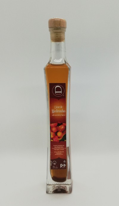 Garrafa de licor de medronho com rótulo vermelho e tampa de cortiça