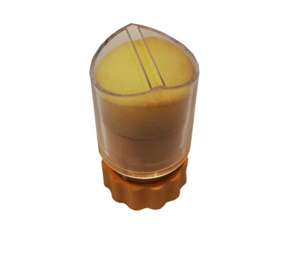 Esponja amarela redonda numa base plástica transparente com tampa dourada ondulada