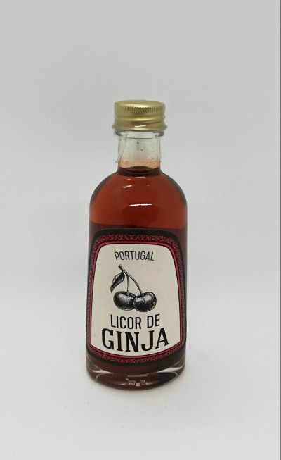 Garrafa de licor de ginja com etiqueta branca e tampa dourada