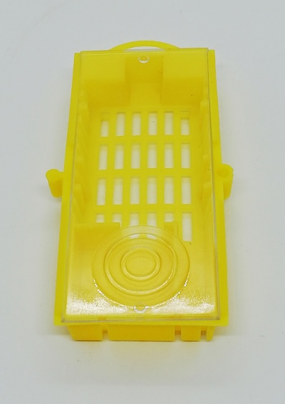 Caixa amarela de plástico retangular com grelha e fecho circular