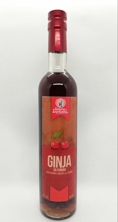 Garrafa de licor de ginja com rótulo vermelho e tampa vermelha