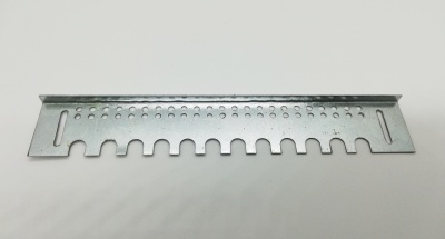 Barra metálica perfurada cinza com recortes em forma de dentes sobre fundo branco