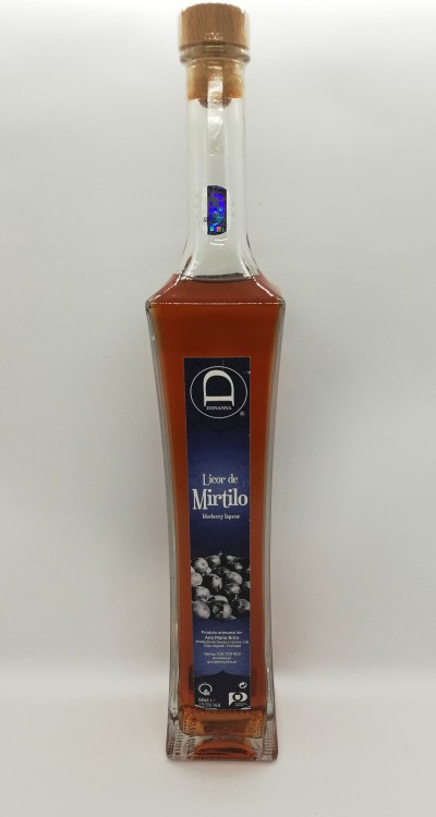 Garrafa de licor de mirtilo com rótulo azul e tampa de cortiça