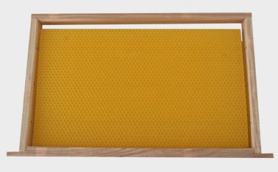 Quadro de colmeia com favo amarelo em estrutura de madeira