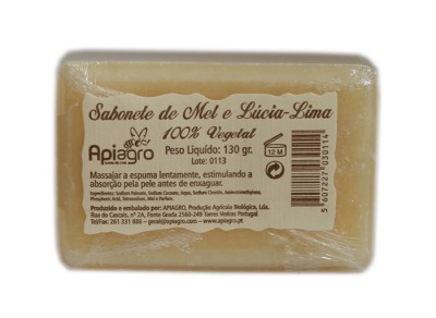 Sabonete sólido bege claro com etiqueta de papel contendo texto em português sobre o produto