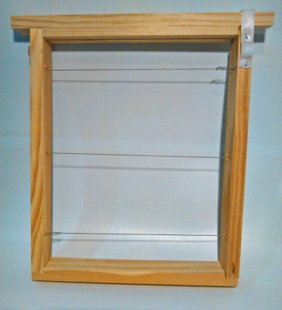 Estrutura de madeira com fios metálicos e molas