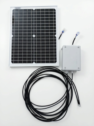 Painel solar com cabo enrolado e caixa elétrica cinzenta em fundo branco