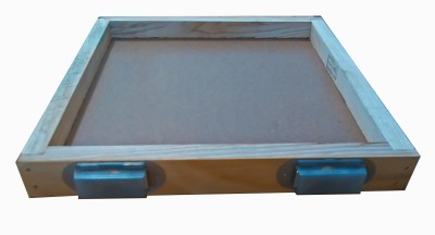 Tabuleiro de madeira quadrado com duas pegas metálicas prateadas