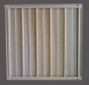 Grade ou peneira quadrada branca em plástico com ripas verticais