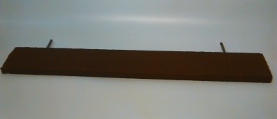 Régua de madeira castanho escuro com dois pregos em fundo branco