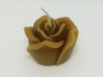 Vela castanha em forma de rosa com pavio central