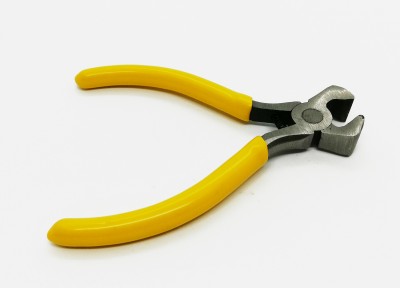 Alicates com cabo amarelo e corpo metálico