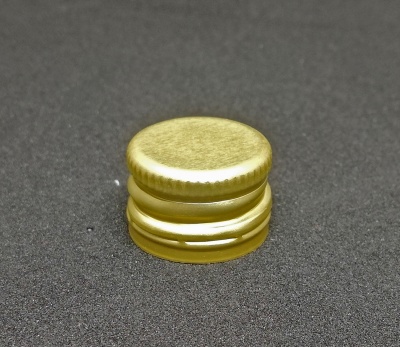 Tampa de metal dourada com textura lisa