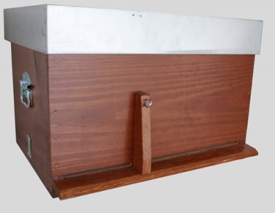 Colmeia de abelhas em madeira com tampa metálica prateada